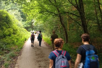 Pertsona taldea mendia, naturaz gozatzen