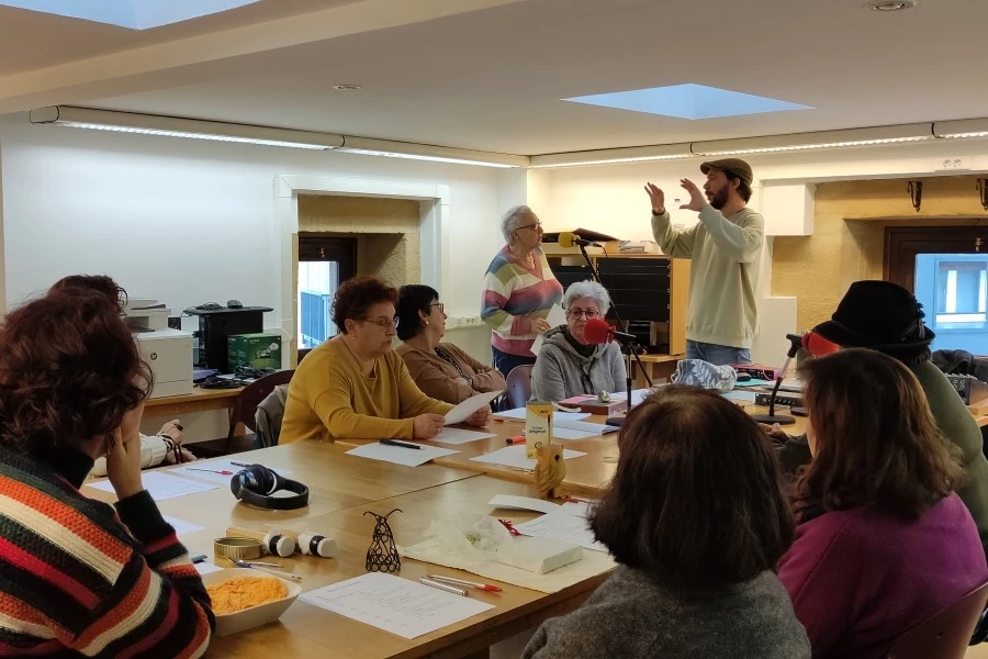 Varias personas en un taller de radio cuento