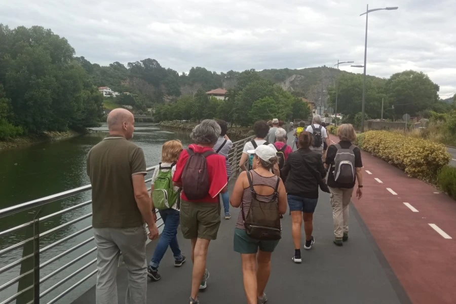 grupo de personas caminando