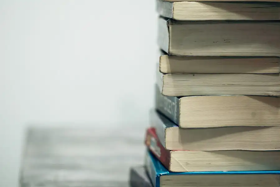 varios libros apilados