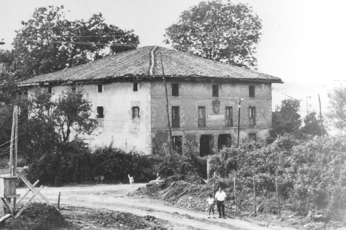 Caserío Casares y dos de los miembros de la familia Artola que habitaban en el.