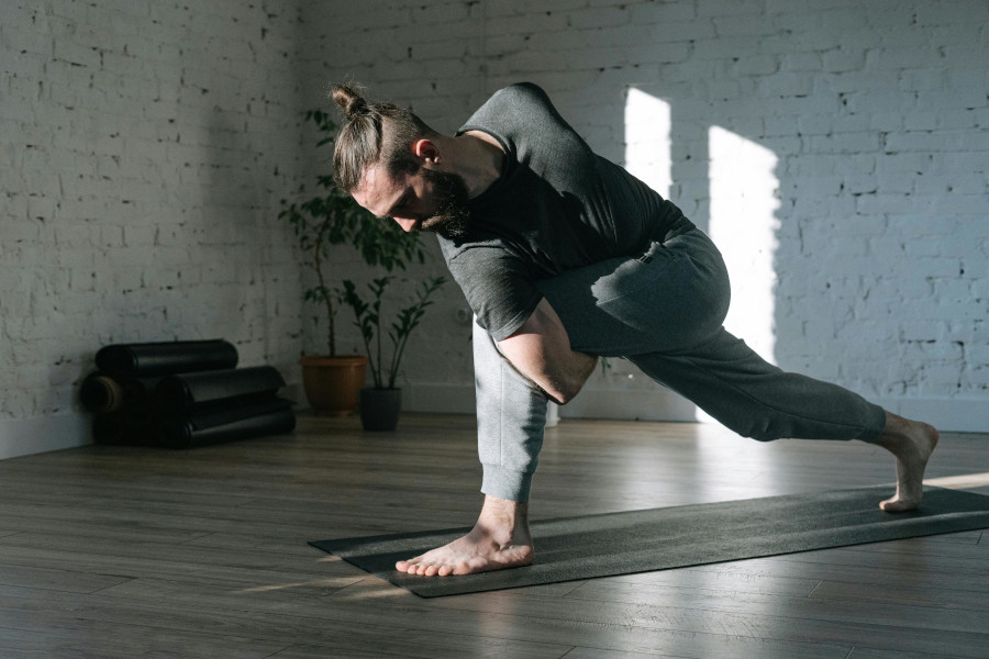 Un hombre haciendo yoga