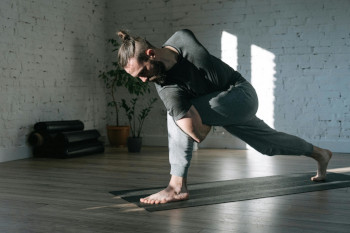 Un hombre haciendo yoga