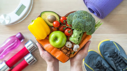 Corazón con frutas, pesas, zapatillas, botella con aguaa