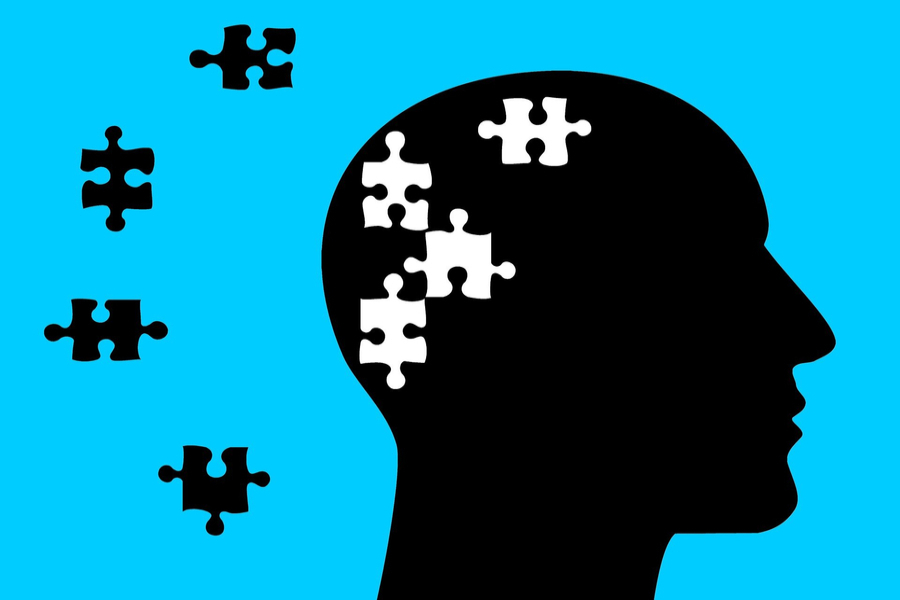 Una cabeza llenándose de piezas de puzzle