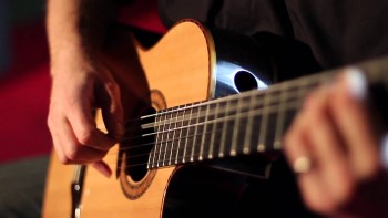 Persona tocando la guitarra