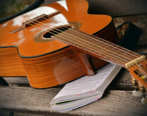 gitarra eta koadernoa