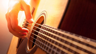 pertsona gitarra jotzen