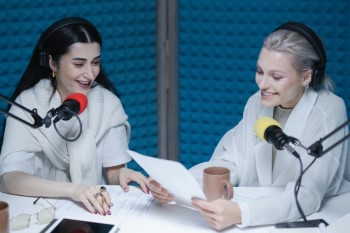 bi emakume irrati estudioan