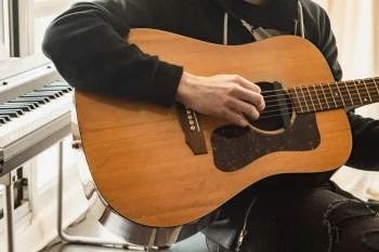 Gitarra eta koadernoa