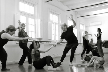 Personas mayores realizando danza contemporánea
