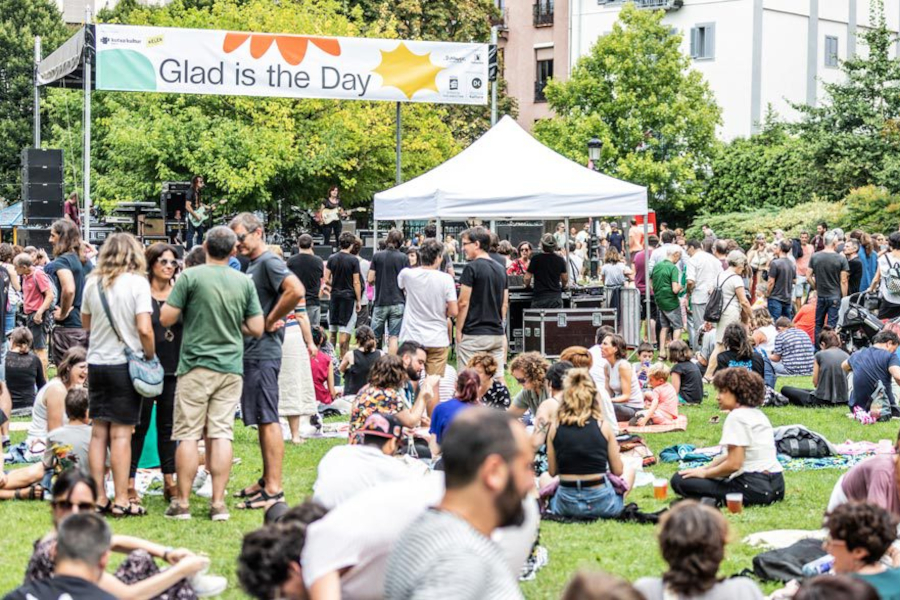 Glad is The Day #8-ko irudi bat. Eszenatoki nagusia