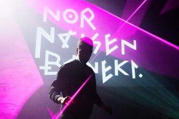 Nor naizen baneki ikuskizunaren irudi bat