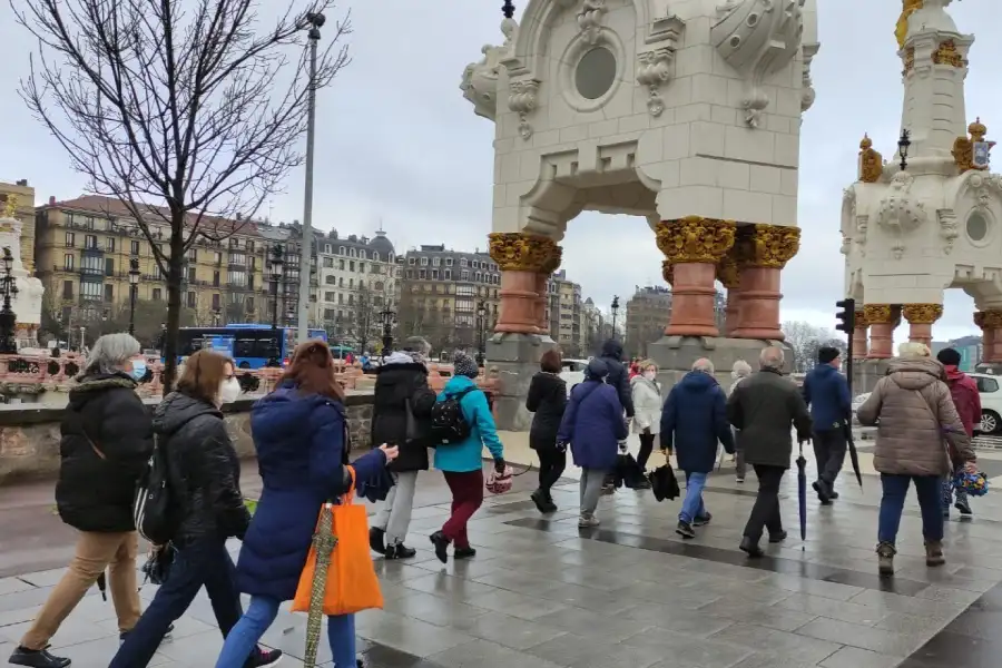 Gente paseando por San Sebastián