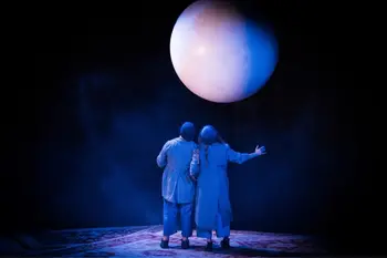 Fly me to the moon antzezlanaren argazkia