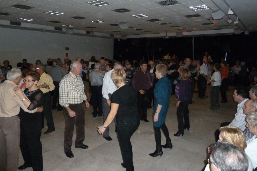 Gente mayor bailando