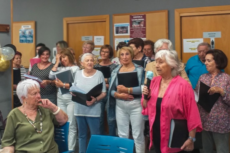 Miembros del coro Gure Egunsentia cantando