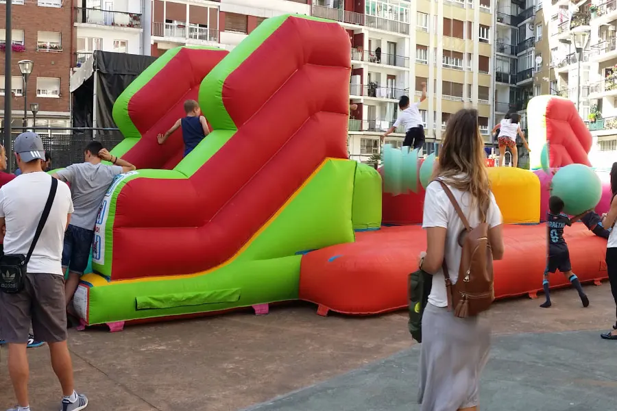 Niñas y niños jugando en los hinchables