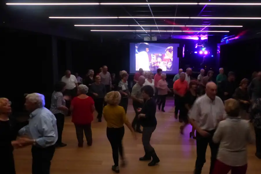 Personas mayores bailando