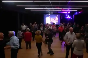 Personas mayores bailando
