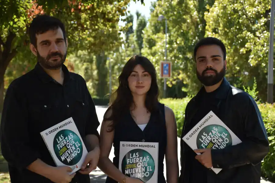 Fotografía de los autores del libro Las fuerzas que mueven el mundo