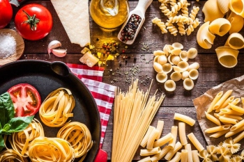Italiako sukaldaritzaren ohiko osagaiak (pasta, olioa...)