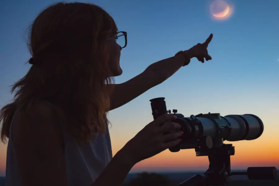 Una persona con un telescopio