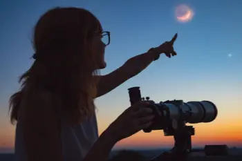Una persona con un telescopio