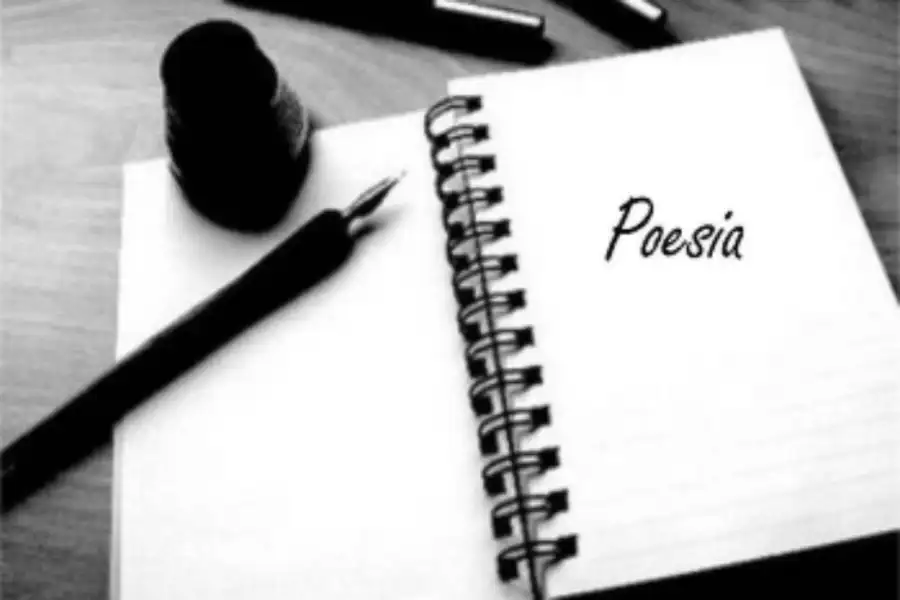 cuaderno con la palabra poesía
