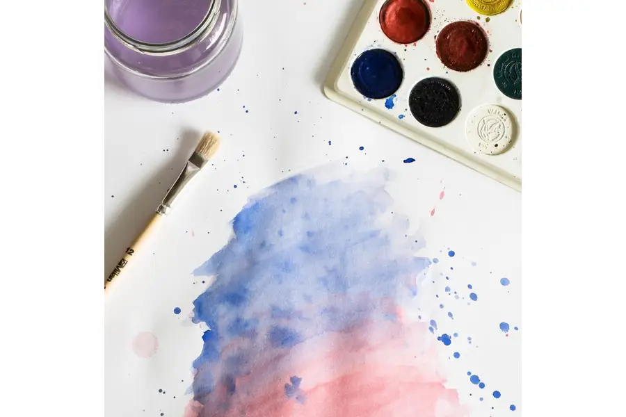pinceles y colores para crear una acuarela