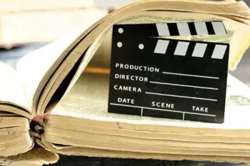 Un libro y una plaqueta de cine