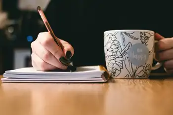 persona escribiendo en un cuaderno