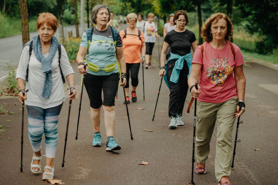 Varias personas practicando Marcha nórdica