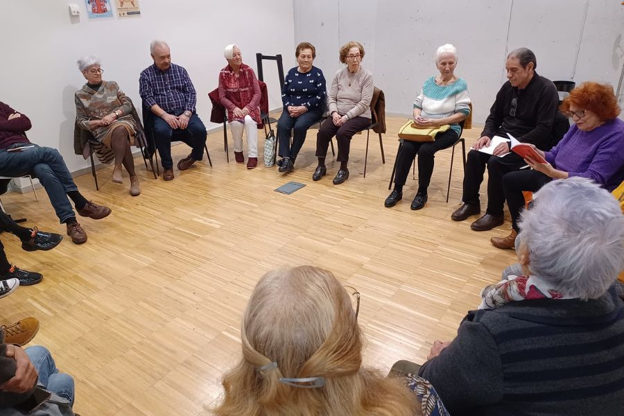 Un grupo leyendo un texto poético en El Rincón de la poesía en Intxaurrondo
