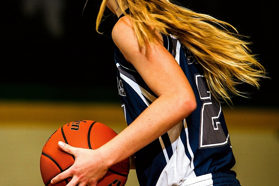 Una mujer jugando a baloncesto