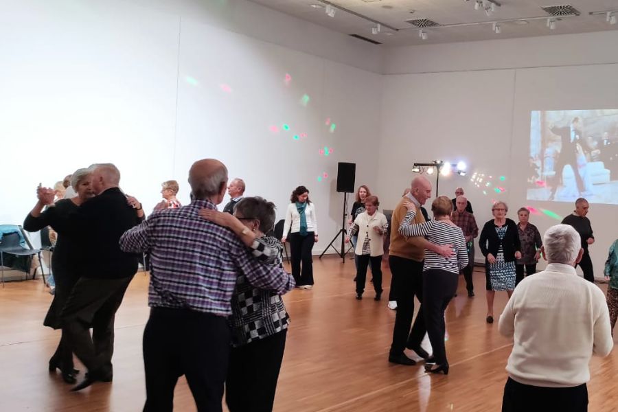 Un grupo de gente mayor bailando juntos