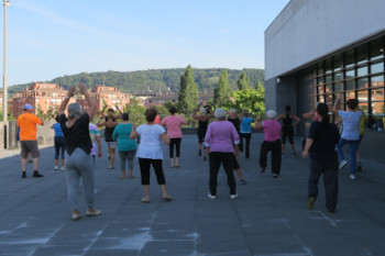 Varias personas practicando Zumba
