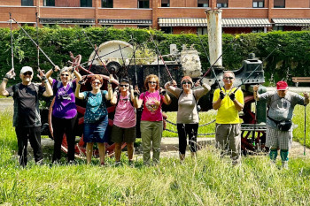 Varias personas practicando marcha nórdica