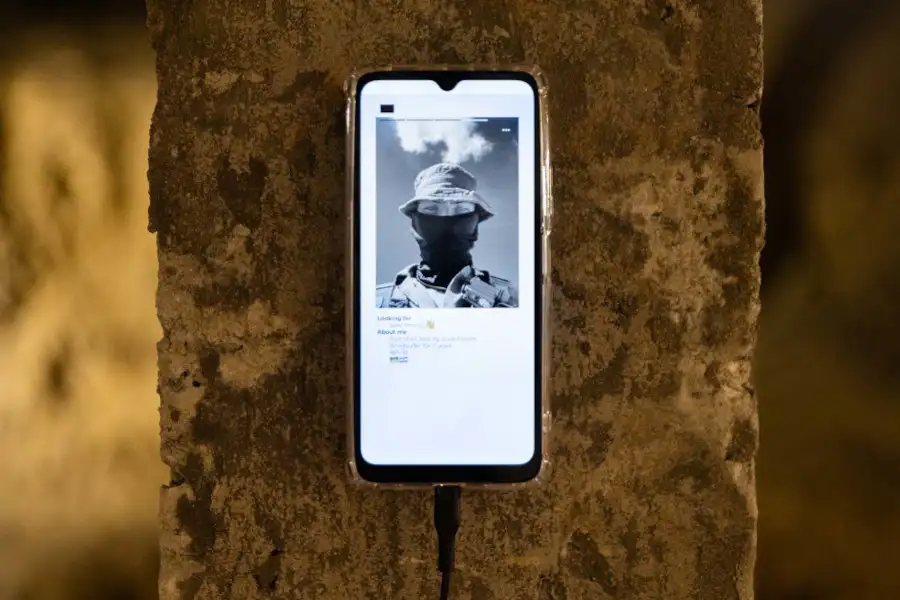 Telefono mugikor batean soldatu baten irudia ageri da