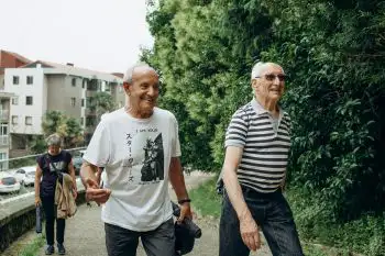 Dos participantes de un paseo por Intxaurrondo