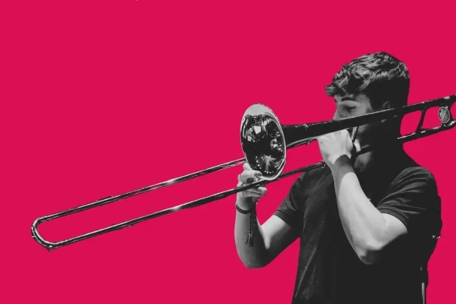 Un alumno toca un trombón