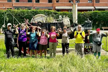 Varias personas practicando marcha nórdica