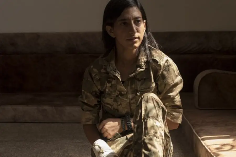 Rojava. Mujeres entre guerras erakusketaren berri ematen duen irudia