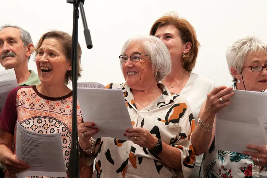 Algunas personas dispuestas a cantar en Etxekoekin Kantari