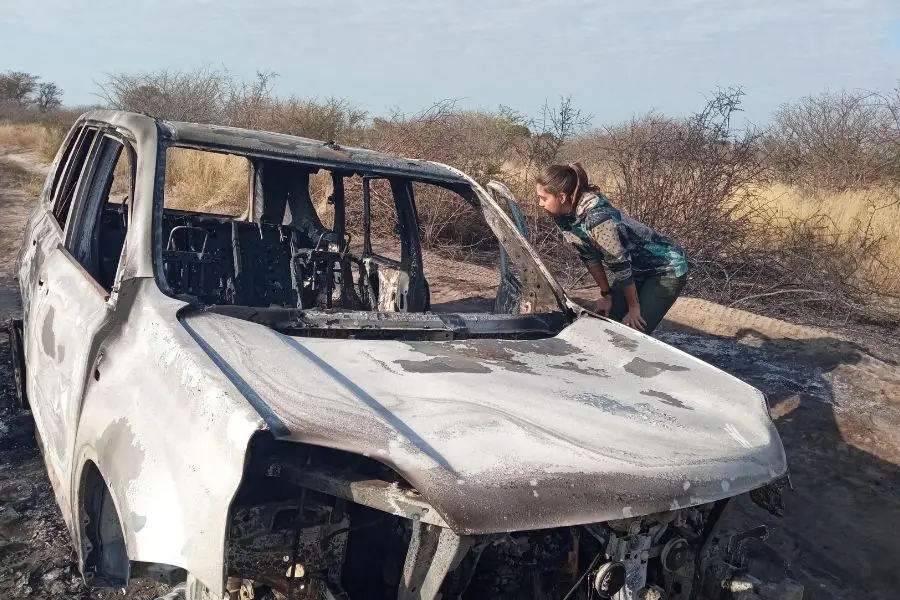 Raquel García observa un coche quemado