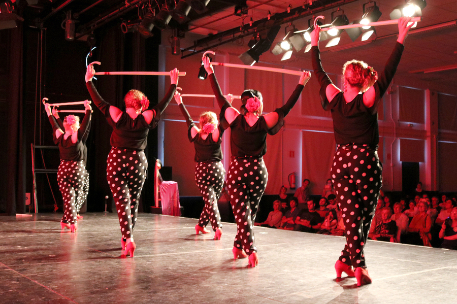 Grupo de bailarinas bailando sevillanas