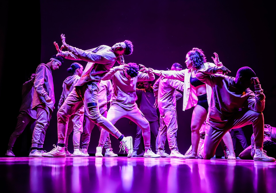 hombres y mujeres bailando