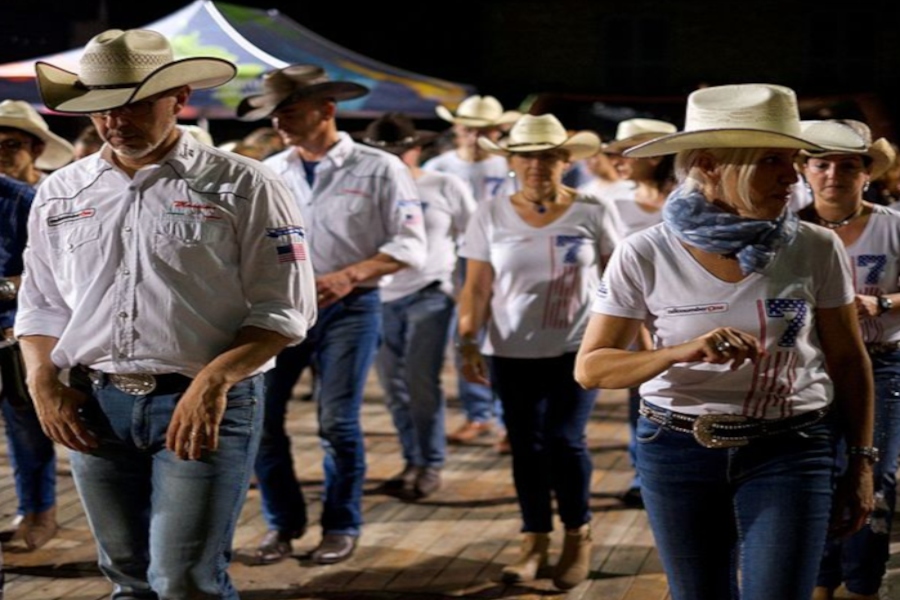 Personas bailando baile en línea