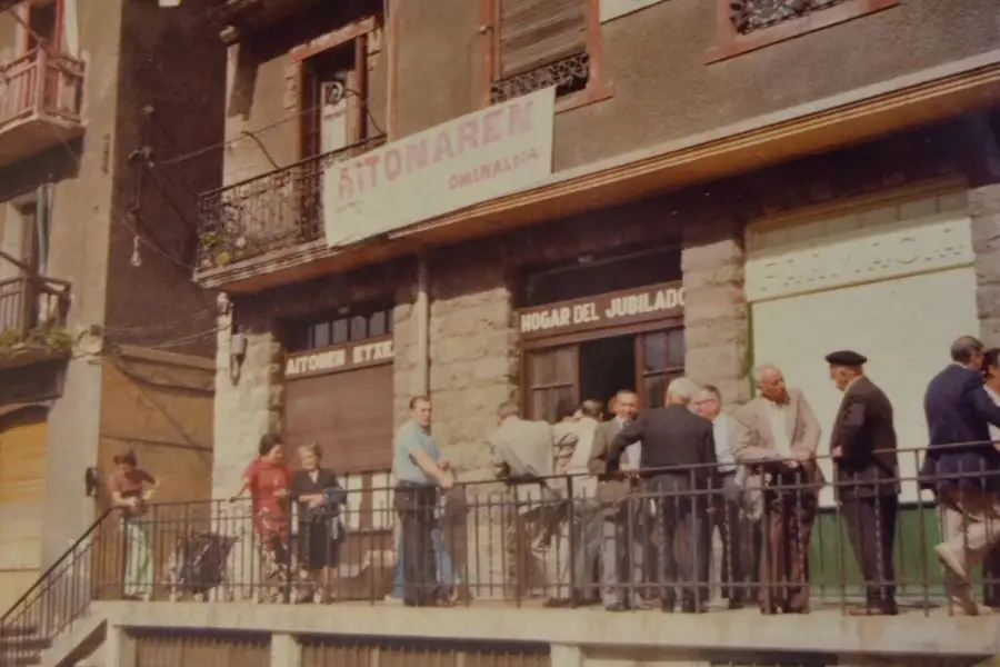 50 urte Intxaurrondo Zaharrean erakusketaren irudia