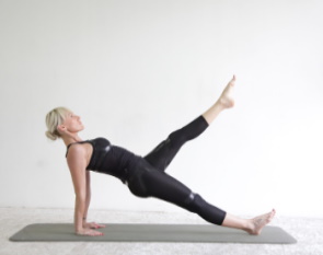 Una mujer haciendo pilates